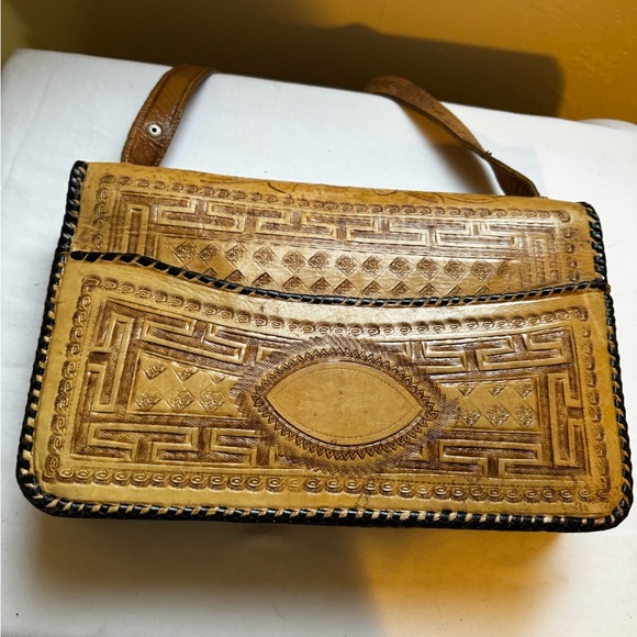 Rare Vintage Mexican hand-tooled leather shoulder bag with an Aztec calendar - Picture 5 of 8
